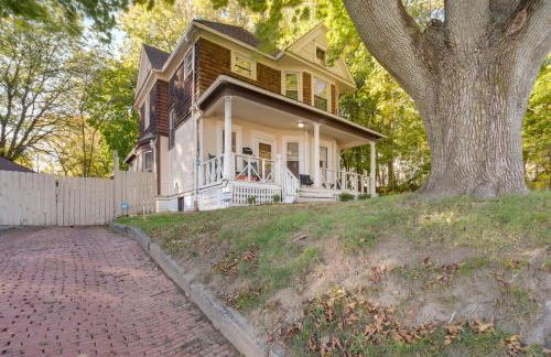 Central Akron Stay! Large Victorian Home with Yard - Foto 25