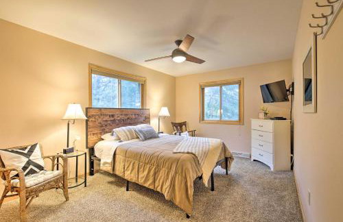 Cozy Dam Lake Escape with Dock, Yard and Water Access! - Foto 11