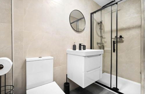 Marcot House Modern 5 bedroom house Solihull 10 mins drive from bhx & nec private off road parking - Foto 40