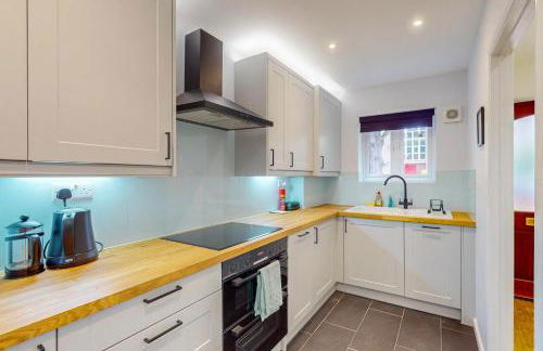 2 Bed with Garden & Free Parking near the Thames - Photo 3