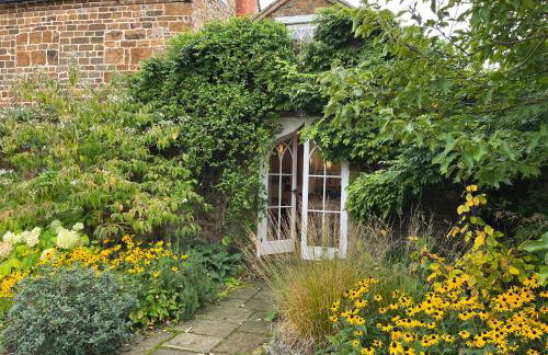 Charming Old Schoolroom - Photo 14