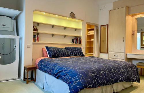 Farnham Haven: Unique Home with Courtyard - Photo 5