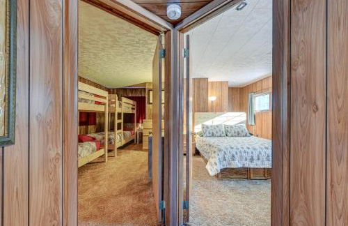 Lakefront Townsend Cabin with Fire Pit and Dock! - Foto 12