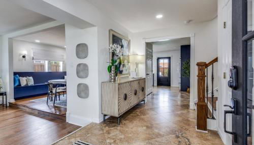 Stunning Lake House with a Pool and Hot Tub - Foto 5