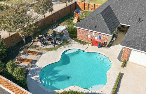 4-BD 2-BA with Backyard Pool Retreat + Game Room - Foto 45