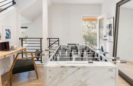6BDR Luxe Pool Retreat • City Views Ping Pong Foosball Guest House Henley - Foto 7