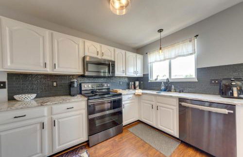 Families Welcome! Spacious OFallon Home with Yard - Foto 11