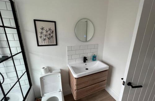 Altrincham House - 2BR - Sleeps 6 - WiFi - Parking - Foto 9