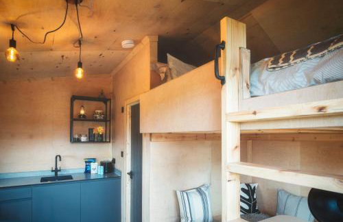 Luxury Glamping Cabin with Outdoor Bath on Cornish Meadow - Photo 18