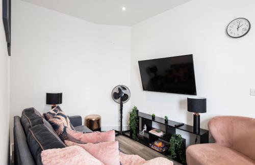 Cozy Vibes Refined 2BR Flat - Photo 3