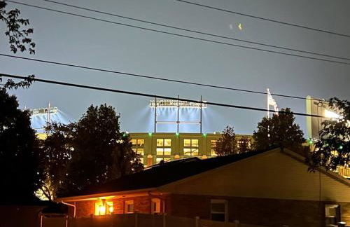 Curly's Quarters (4 Bedroom Home) w/ Lambeau view - Foto 26