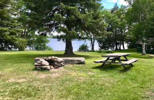 Family-Friendly Cabin Rental with Fire Pit on Shores of Sysladobsis Lake in Maine - Foto 13