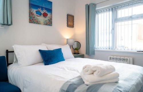 The Little Blue House by Sheppey Stays -Cosy 2BR Blue House - Near Docks with Parking - Foto 1