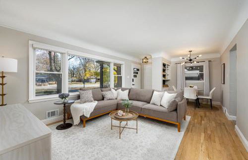 Main Street Retreat Hot Tub Sleeps 8 - Foto 1