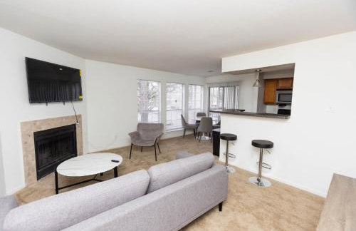 Wyndham 219 Modern 2br suite, Parking - Photo 6