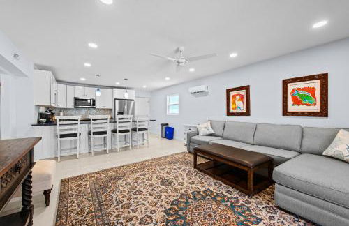 Heated Pool Home steps to the beach - Foto 8