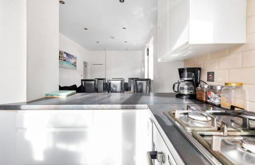 Group Friendly 2 Bed 2 Bath FREE PARKING for 2 Large Vans or up to 4 Cars Zone 2 Sleeps 10 Close to Central London and Zone 2 tube station - Photo 25