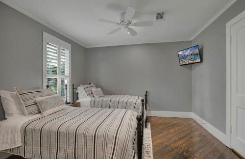 Upscale Home With Pool and Firepit - Close to Mercer St! - Foto 54