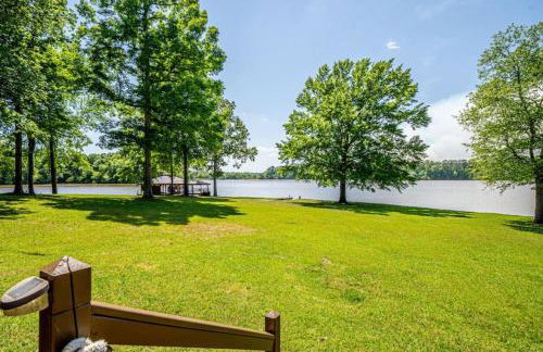 Ultimate Family Fun Lakehouse with pool and dock - Foto 25