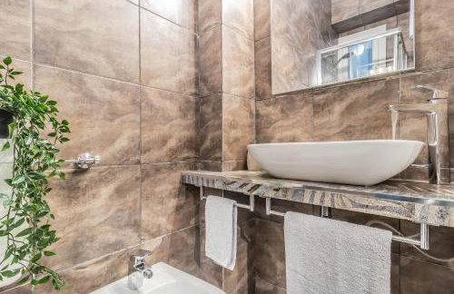 Elegant City Center Flat 5 Guests - M1 Metro - Fast Wi-Fi - AC & Balcony - Photo 10