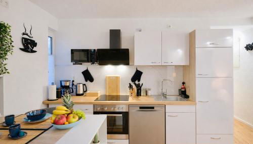 Modernes Apartment für Geschäftsreisende und Paare - WLAN - Parkplatz - Nespresso - zentral - Foto 5, stove, dishwasher, toaster