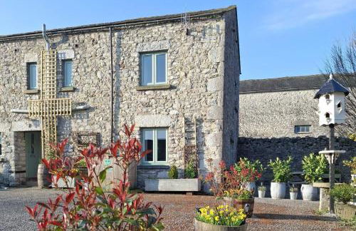 Corner Cottage, Yealand Redmayne, ideal family holiday, meet the resident animals - Photo 1