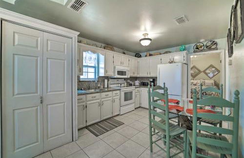 Deck and Pool Access Long Island Village Escape! - Foto 8