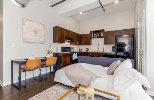 Classy 2BR-Parking, Rooftop,Near Arrowhd & TMobile - Photo 60