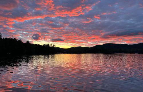 91WR Lake vibes and views at this waterfront home in the White Mountains - Foto 50