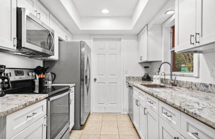 Sunny 3BR Oasis with Water View and Beach Gear Near Siesta - Foto 7