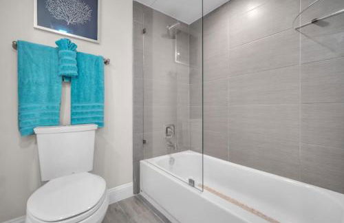 Luxury - 2BR 2BA - Balcony - Right Across From the Beach - Foto 20