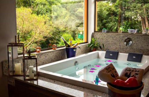 Chalé Canto do Galo 2 - Hidro da Jacuzzi, Lareira Ecológica, Cozinha Completa, Wi-Fi 80mbps, próximo a comércio local e relaxando ao som do riacho - Photo 11