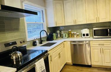 Private Estate, walk to Princeton downtown, 3 Bedrooms, 2 Bath, with Free Parking - Photo 4