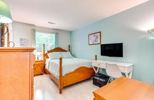 Cozy Goose Creek Escape with Patio and Grill - Foto 9