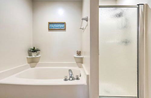 Sunshine State Escape 3 Mi to Navarre Beach! - Foto 13