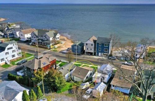 Beachy Bay Breeze Bungalow 2BR with parking and close to many amenities. - Foto 20