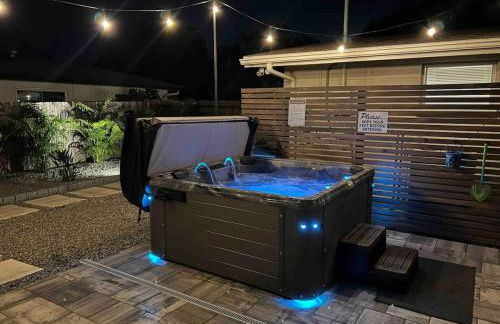 The Wisteria Oasis With heated pool and hot tub - Foto 39