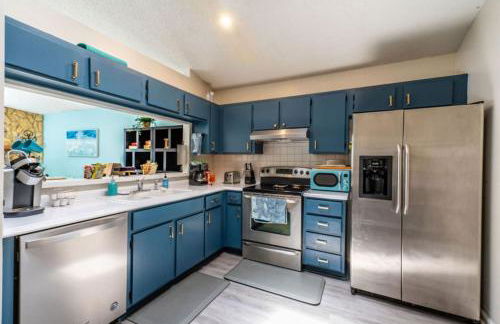 Beach Retreat with Backyard Flair and Yard Games - Foto 15