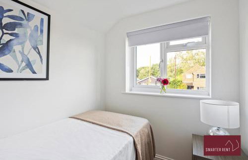 Woking -Garden Driveway Parking 4Bed - Photo 13