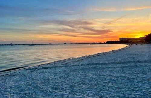 Lovely vacation home 1 block from beach & downtown Gulfport - Foto 6