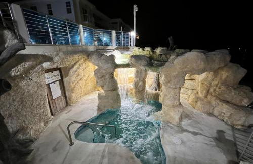 Villa Valbuena Palm Oasis In-Laws Quarters 4-Story Unit With Rooftop Retreat - Photo 15