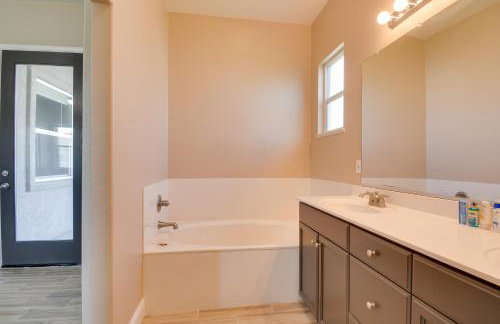 Remodeled Livingston Home with Private Backyard! - Foto 13