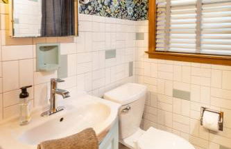 Family Retreat with Hot Tub, Game Room & Prime Location - Foto 39