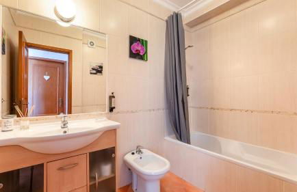 Serene Duplex House With Patio by LovelyStay - Foto 14