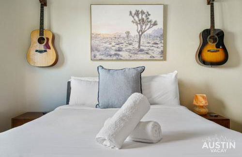 Family 3BR 2BA Home Near Charming Main Street w Cowboy Pool by Austin Vacay - Foto 37