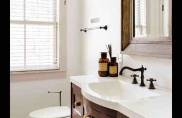 Entire Enchanting, Light-Filled 1830 Farmhouse - Foto 11