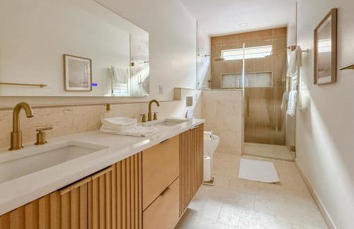 Downtown Indy, Rooftop Deck with Hot Tub, Gym, Bikes, Tesla Charger - Photo 37