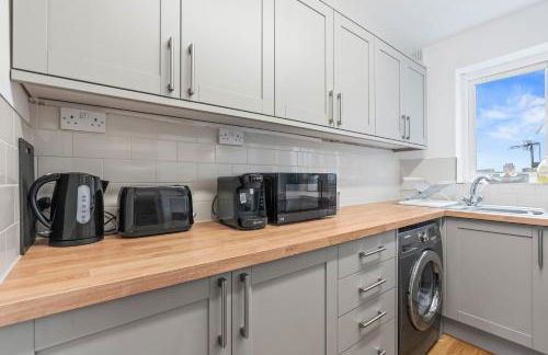 OPK STAYS - Stylish 2 bed Coventry train Station Apt, City Centre, Sleeps 4, FREE Parking, Free Netflix - Foto 13