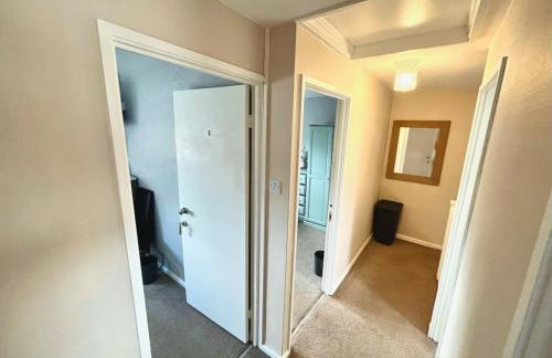 Clicketts - 3-Bedroom, Full Entire House, Sleeps 6 guests, Free wifi, Street Parking, Smart TV, Basildon, Essex London - Foto 52