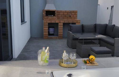 Sunset Avenue for couple w/ jacuzzi spa hot water - Foto 24